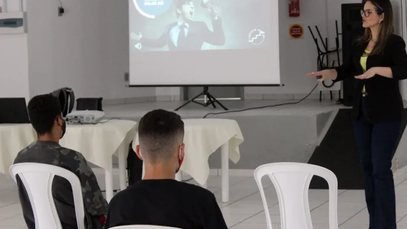 Jovens e adolescentes participam de nova palestra de orientação profissional