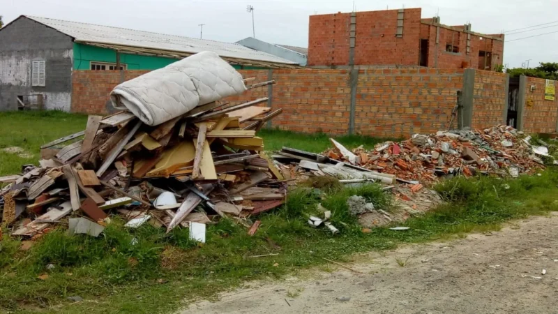 Entulho e lixo abandonados causam transtornos a governo de Arroio do Silva