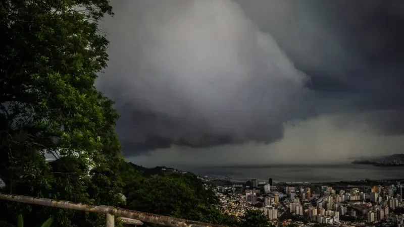 ‘Combo meteorológico’: Defesa Civil emite novo alerta para temporais em SC