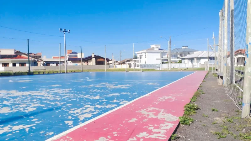 Gaivota faz manutenção da quadra de esportes