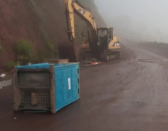 Vândalos depredam máquina na Serra da Rocinha