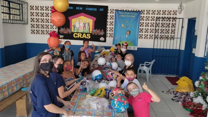Crianças do SCFV de Araranguá celebram natal com artesanato