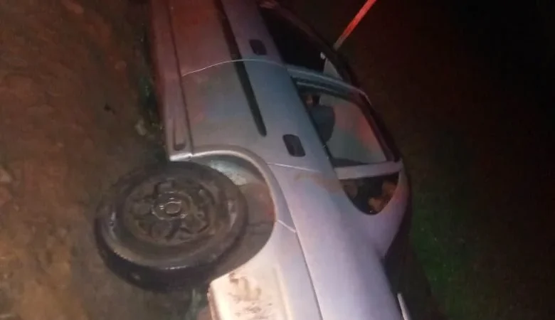 Carro tomba em valo e vítima fica presa às ferragens