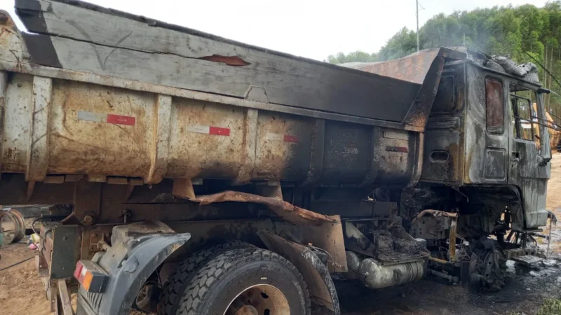 Proprietário põe fogo no próprio caminhão na Gaivota