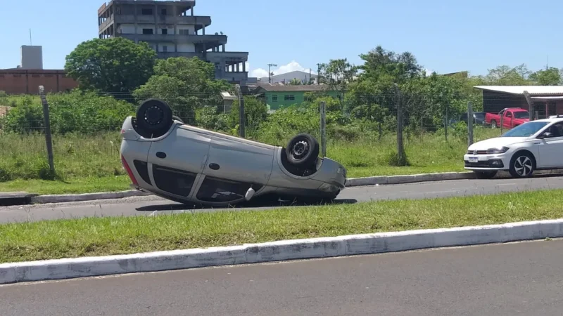 Motorista tem mal súbito e capota carro em Araranguá