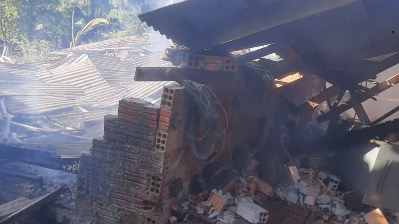 Fogo consome estufa de fumo em Praia Grande