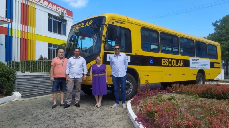 Novo ônibus é entrega à Educação de Araranguá