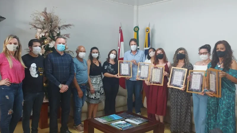 Araranguá: Diplomados vencedores de prêmio literário