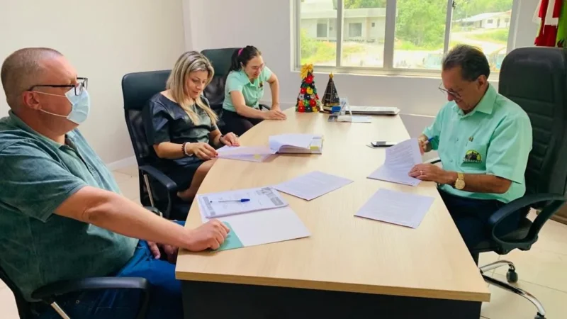 Prefeito Anibal Brambila assina contrato para recebimento da Usina de Asfalto