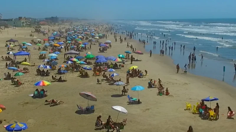 Banhistas lotam litoral do Arroio do Silva na primeira semana de 2022
