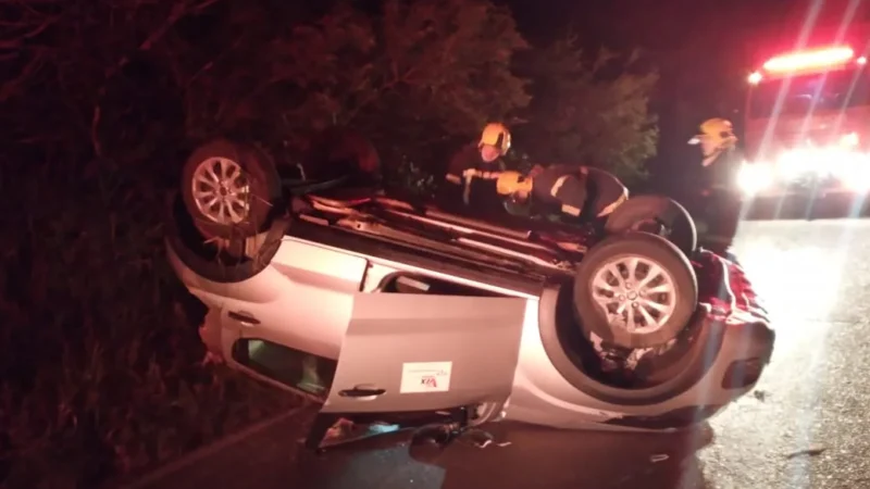 Carro capota em rodovia de Turvo