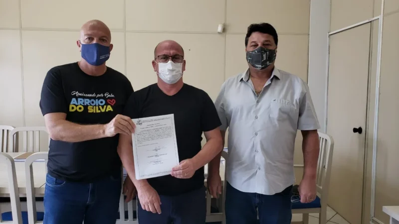 Prefeito assina ordem de serviço para cobertura da quadra da escola da Caçamba