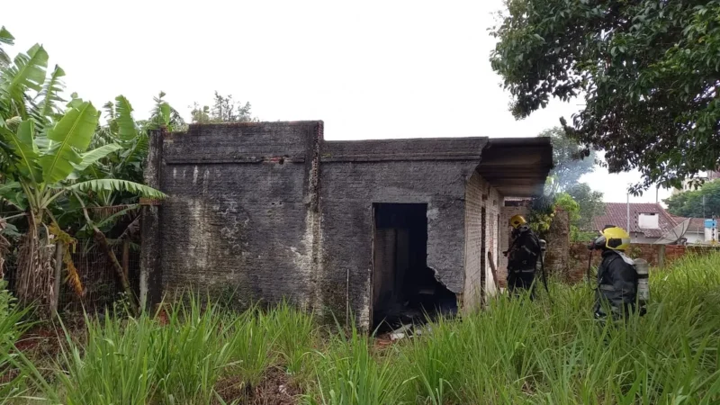 Casa abandonada pega fogo em Sombrio