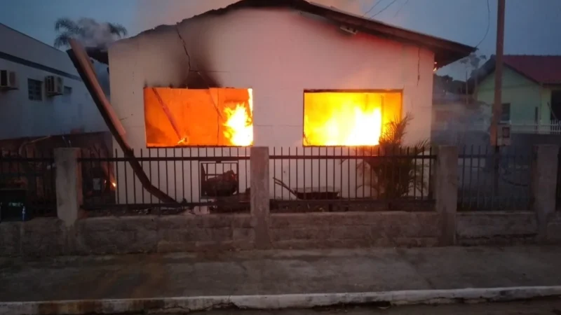 Casa pega fogo enquanto dono dormia em Maracajá