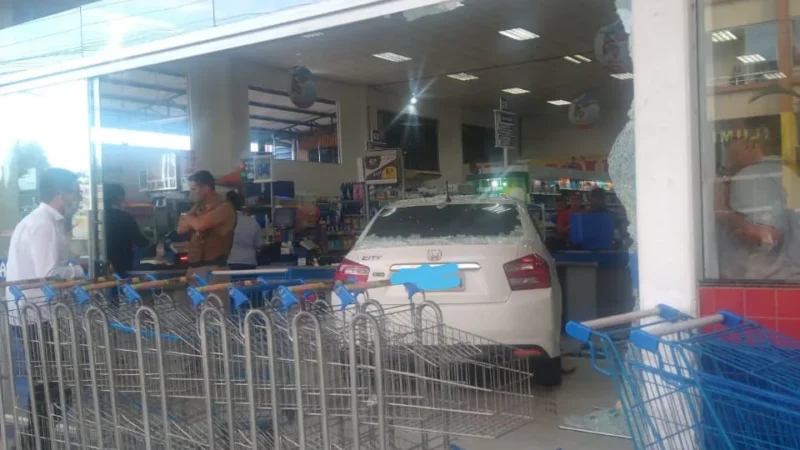 [VÍDEO]: Veículo invade supermercado e atinge mulheres em Sombrio