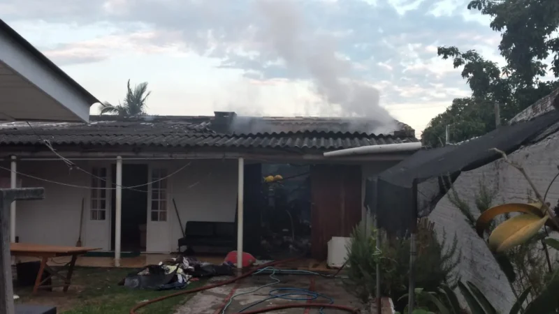 Bombeiros combatem incêndio em residência de Araranguá