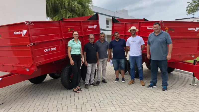 Governo de Maracajá adquire duas carretas agrícolas basculantes
