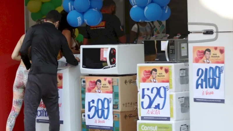 Após dois meses de queda, intenção de consumo volta a subir em janeiro