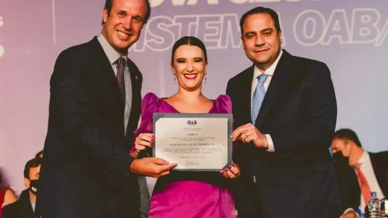 Cláudia Prudêncio é a primeira mulher a tomar posse na presidência da OAB/SC