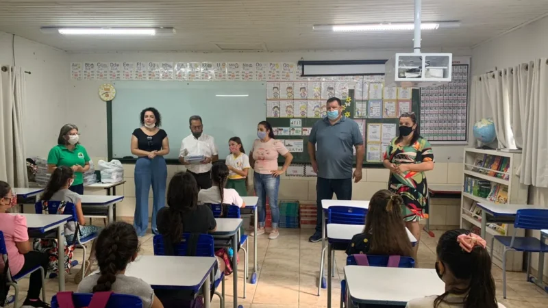 Prefeito Brambila acompanha retorno das aulas na Escola Eulália Oliveira de Bem