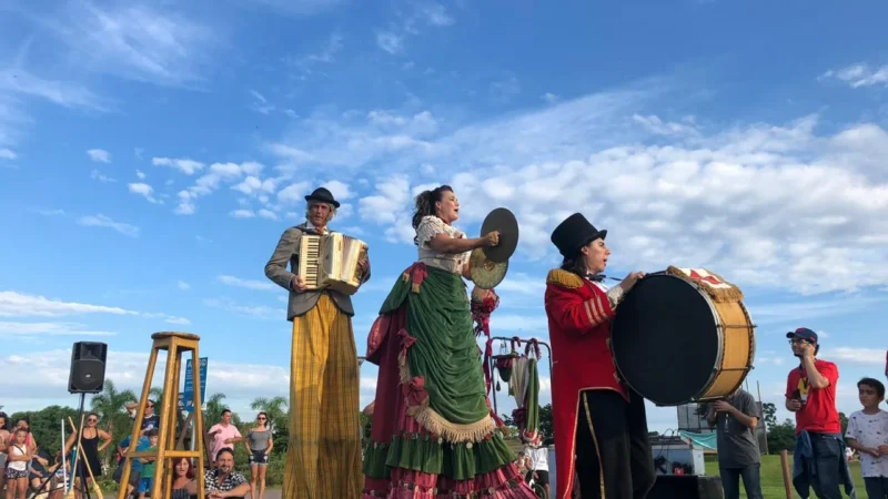 Cirquinho do Revirado faz apresentação na Praça Central do Arroio