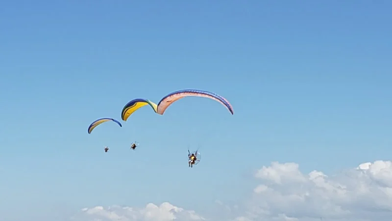 3º Encontro de Paramotor colore o céu do lado sul de Balneário Arroio do Silva