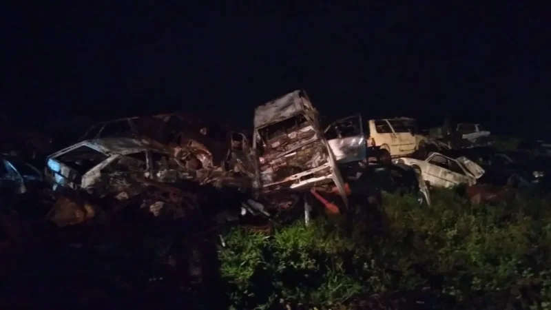 Incêndio destrói 40 carros em depósito de Araranguá