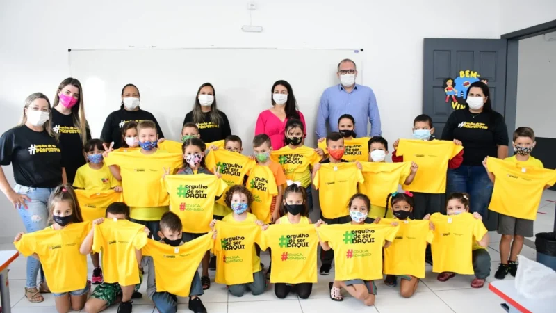 Alunos recebem camisetas em volta às aulas em Sombrio