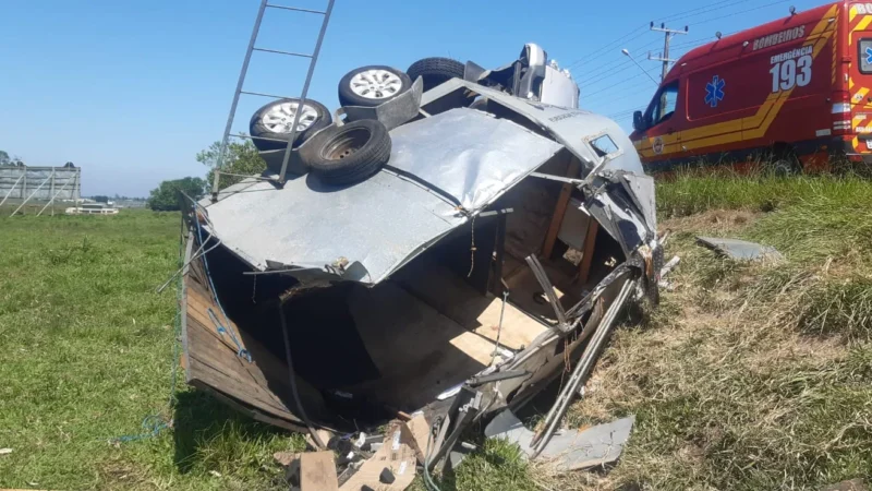 Cavalo fica preso em reboque após capotamento em Sombrio