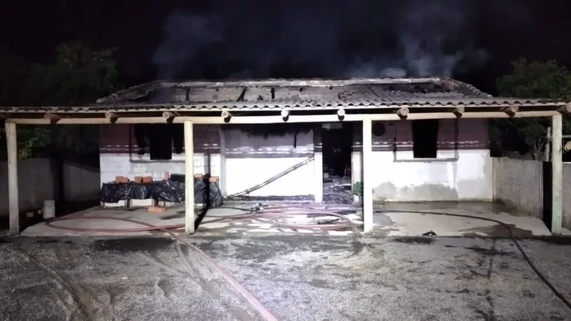 Incêndio destrói casa em Maracajá