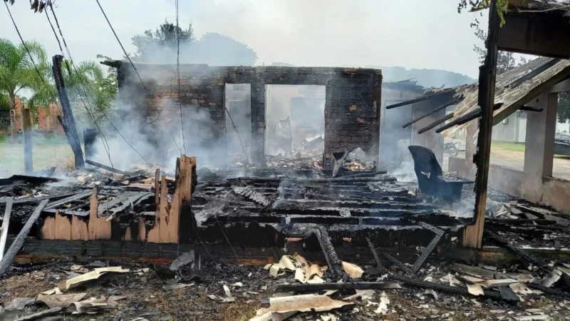 Bombeiros combatem incêndio em casa de Santa Rosa do Sul