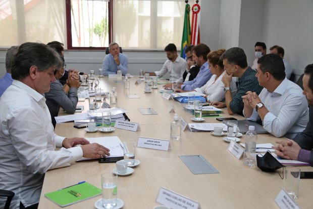Prefeito de Araranguá participa de reunião para debater projetos do Plano 1000