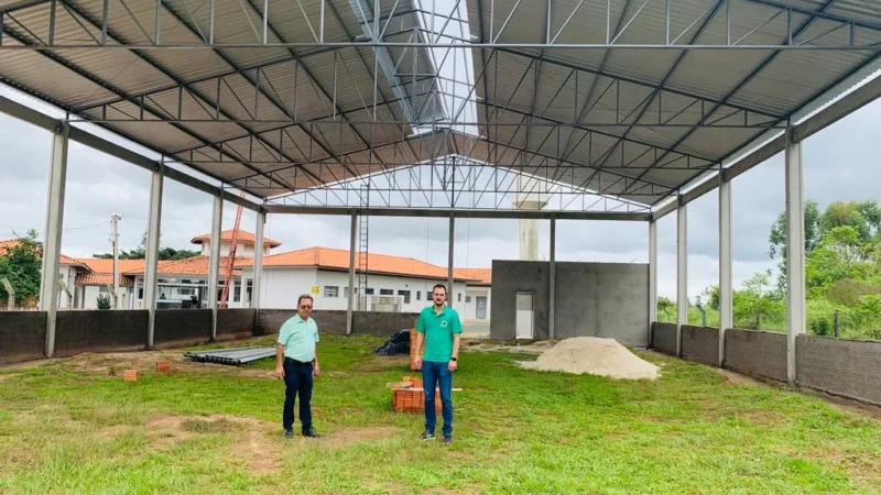 Prefeito de Maracajá vistoria quadra poliesportiva da Escola Maria Libânia Machado