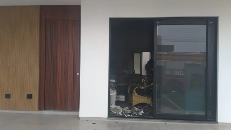 Bombeiros atendem chamado de incêndio de residência do Arroio