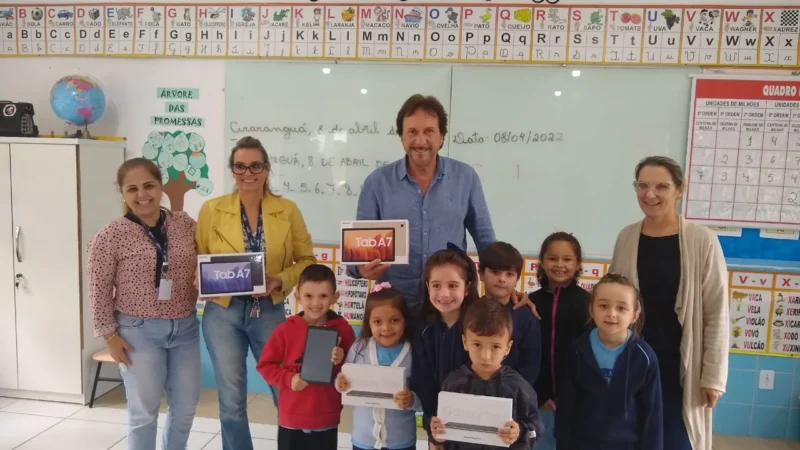 COMEÇA A ENTREGA DE TABLETS E UNIFORMES A ALUNOS DA REDE MUNICIPAL