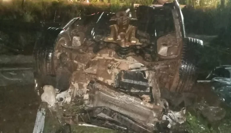 Jovem de 15 anos morre após capotamento e choque com poste
