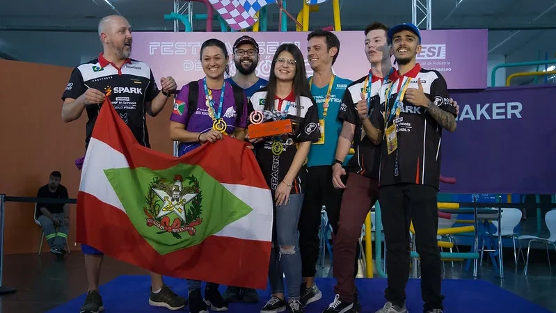 Equipe da Escola S de Criciúma fica em segundo lugar no maior festival de robótica do país