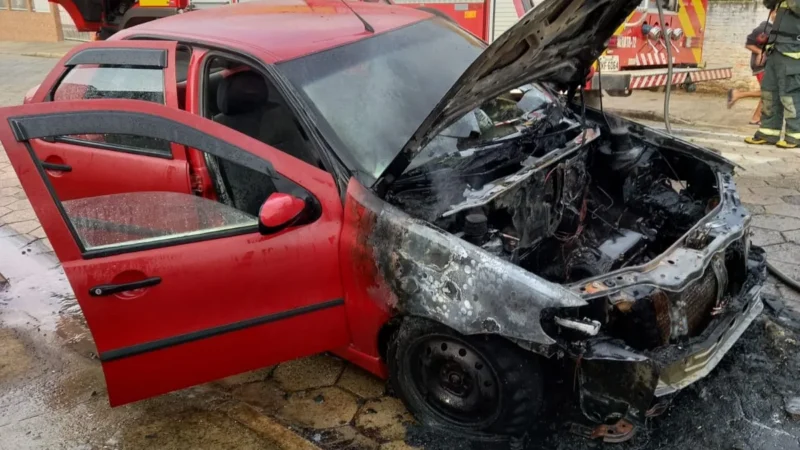 Veículo pega fogo em Içara