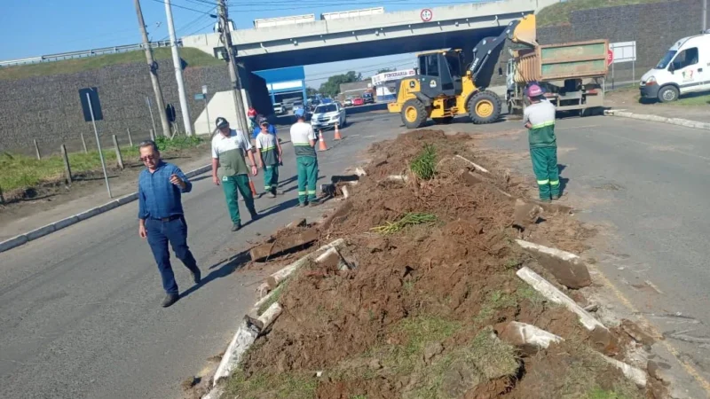 Retirada de canteiro central no início da revitalização da Av. Nossa Senhora da Conceição