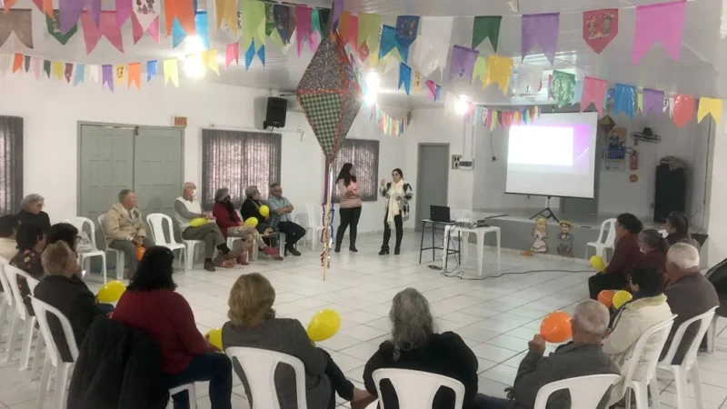 Junho violeta: idosos conscientes e alertas sobre formas de violência Grupo participou de roda de conversa com assistente social e fisioterapeuta a respeito de seus direitos como pessoa idosa