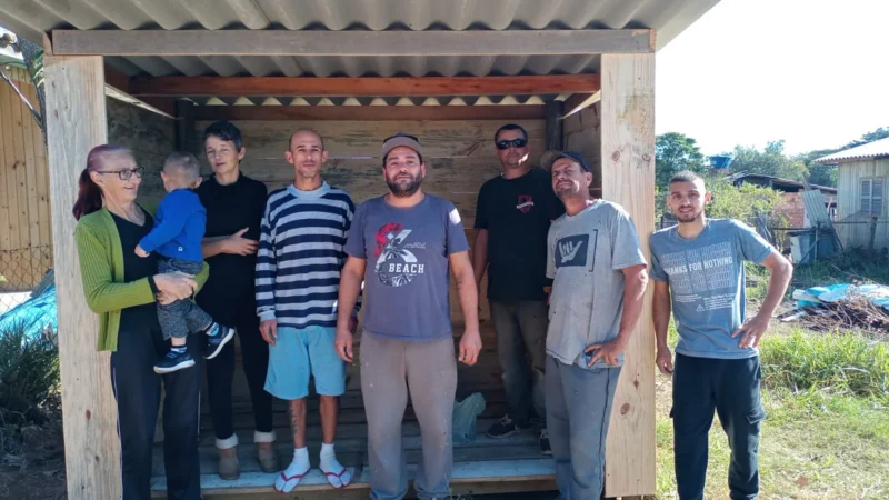 Grupo de amigos constrói primeira parada de ônibus comunitária