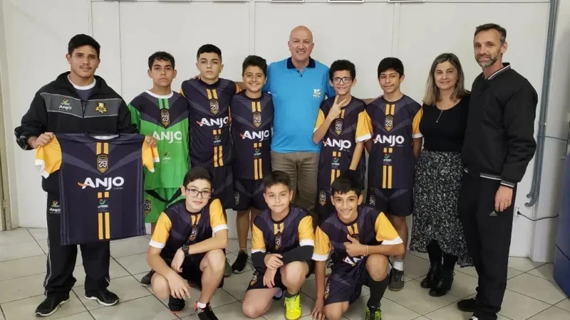 Garotada do Arroio recebe uniforme do Projeto Anjos do Futsal