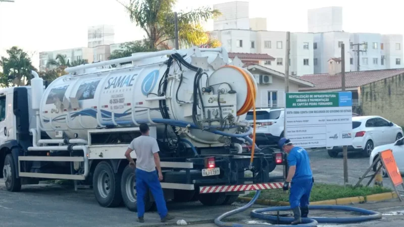 SAMAE faz limpeza da rede pluvial com caminhão hidrojato em avenida de Araranguá