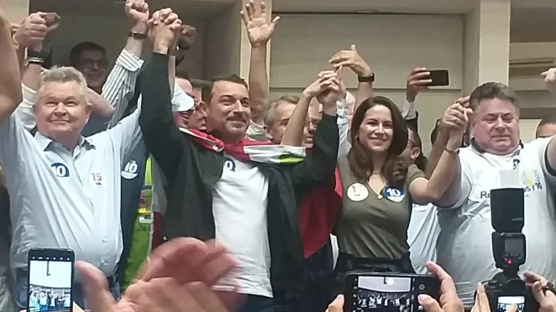 Governador de SC chega de Fusca a convenção que confirma candidatura
