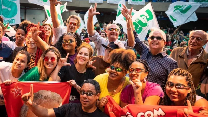 Com Geraldo Alckmin e Fernando Haddad, Giovana Mondardo participa do congresso da UJS em São Paulo