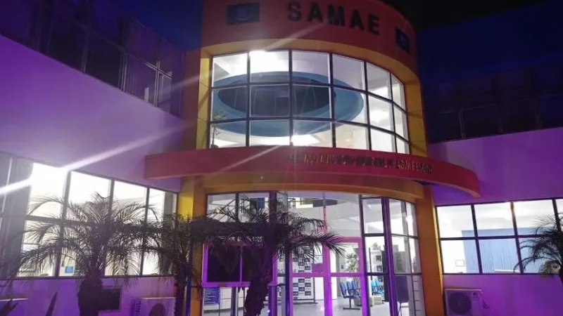 Prédio do Samae iluminado no Agosto Lilás, mês de combate à violência contra a mulher