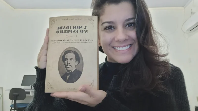 Escritora sombriense lança livro com biografia de Dom Pedro II escrita por Machado de Assis