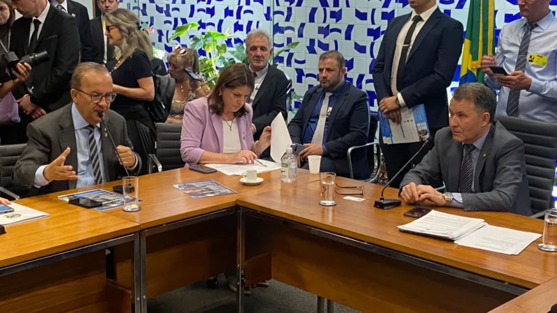 Jorginho Mello quer todos por SC; Moisés entrega usina asfalto; caso dos “gestos nazistas”; redes sociais banidas; e mais
