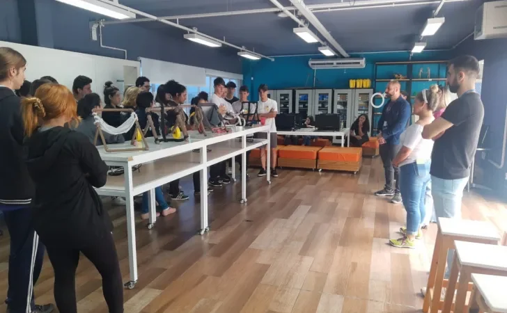 Alunos do novo ensino médio da Escola S de Criciúma desenvolvem cadeiras de rodas para pets