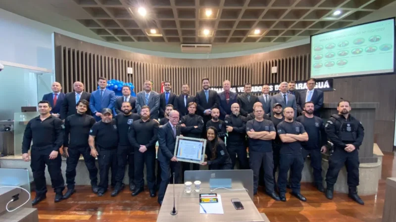 Luiz da Farmácia entrega moção para policiais que contiveram rebelião na Penitenciária Sul
